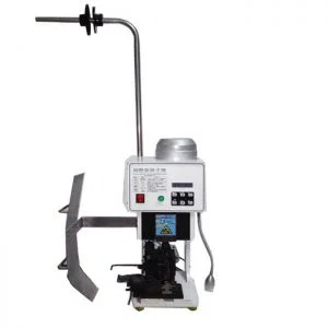  Uốn đầu cuối AC vào cáp để làm phích cắm đuôi cáp.