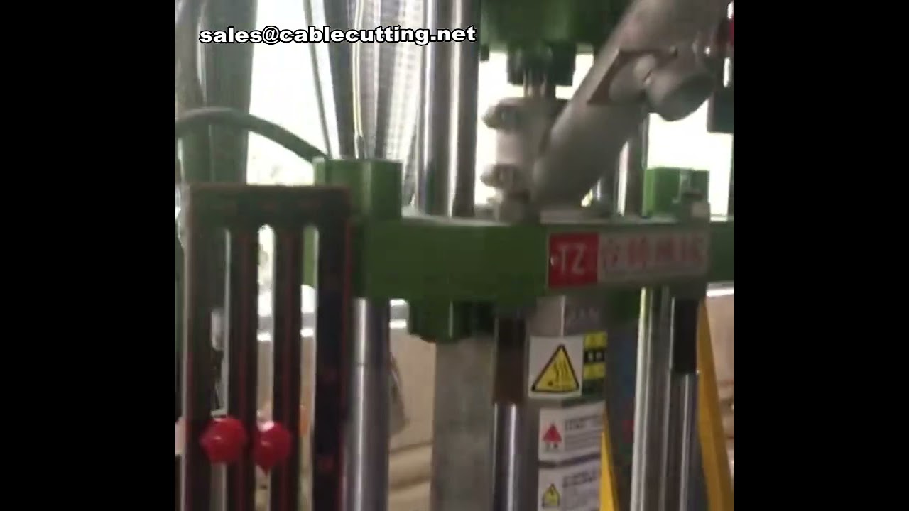 Máy Ép Phun Nhựa Cao Cấp - Sản Xuất Dây Cáp Dữ Liệu Chính Xác